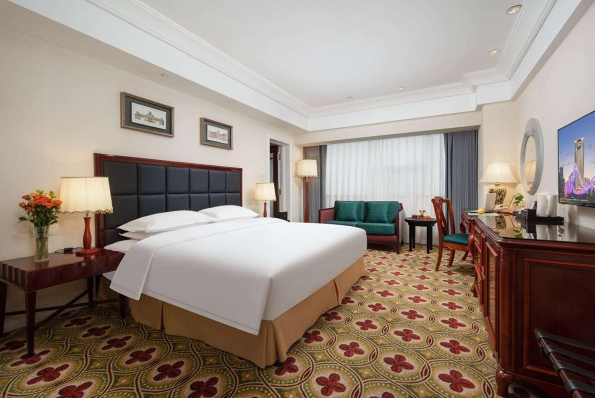 Ramada Plaza Optics Valley Hotel Wuhan Exterior foto