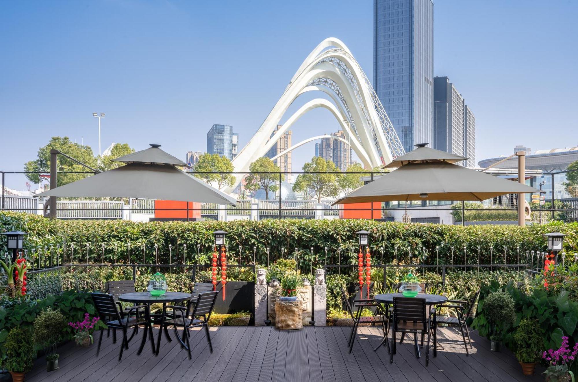 Ramada Plaza Optics Valley Hotel Wuhan Exterior foto